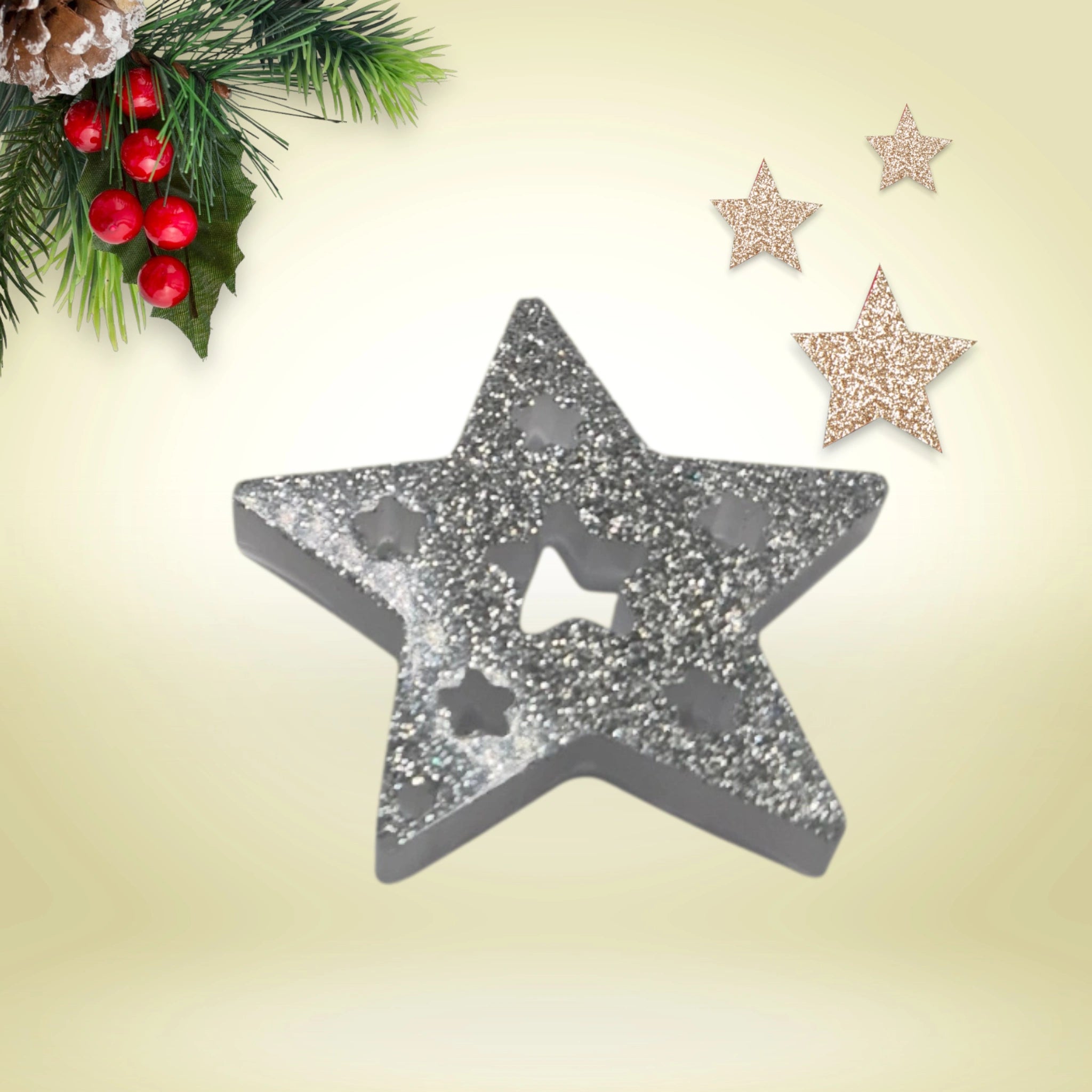 suspension de noël en forme d'étoile en résine pailletée argentée posée sur décor festif 