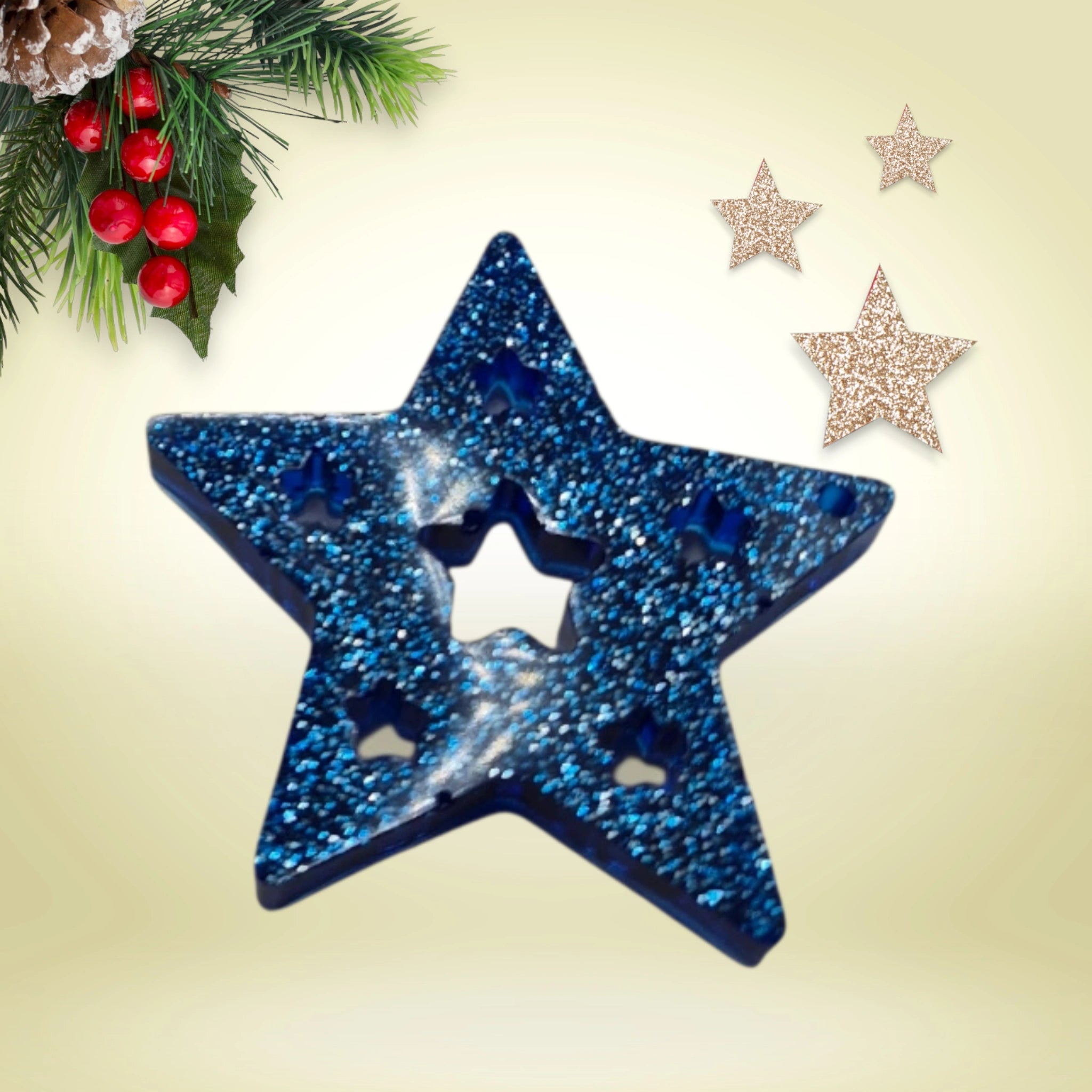 suspension de noël en forme d'étoile en résine pailletée bleue posée sur décor festif 