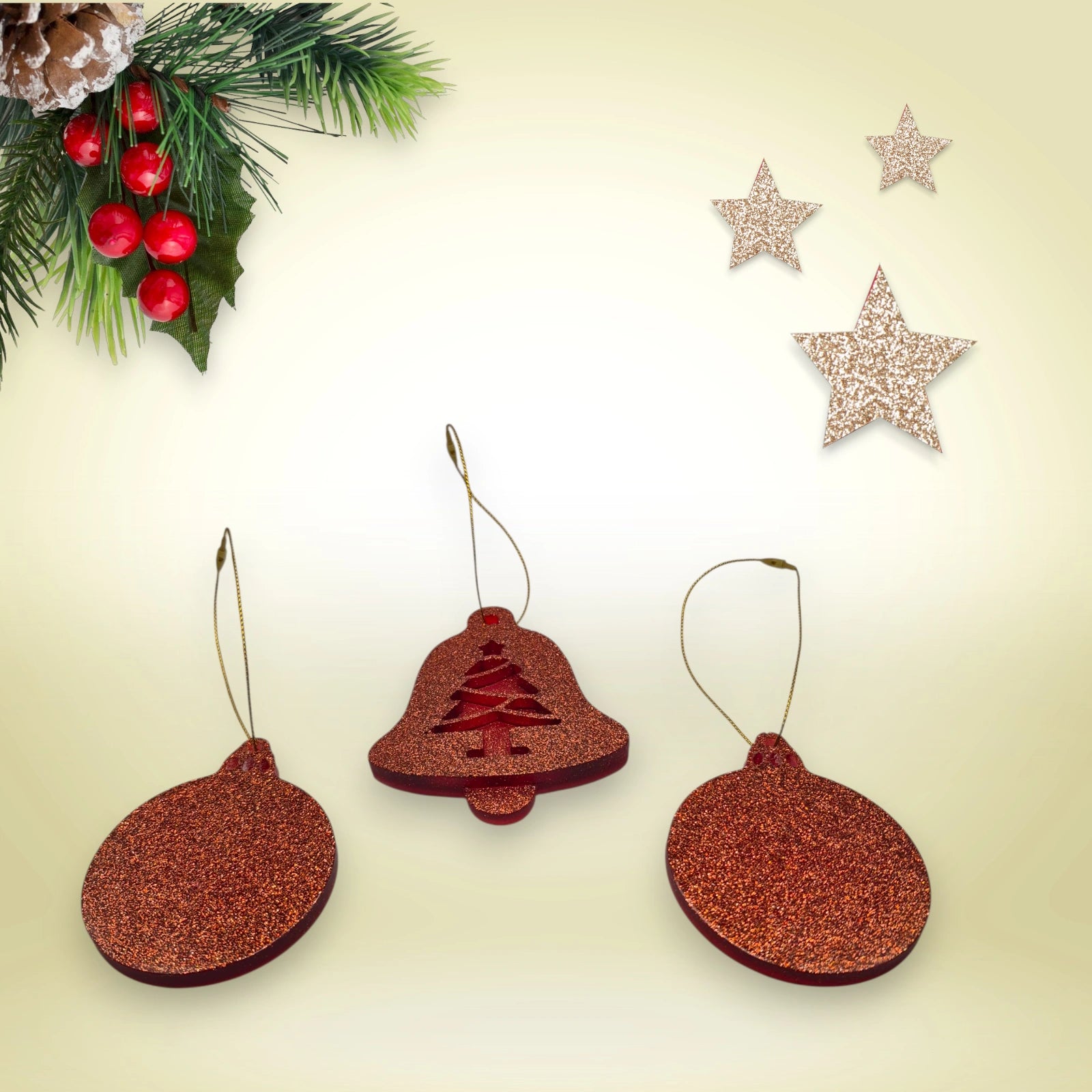 Lot de 3 suspensions rouge pailleté de Noël en résine époxy : une boule pailletée et deux cloches avec sapin scintillant, présentées en décor festif