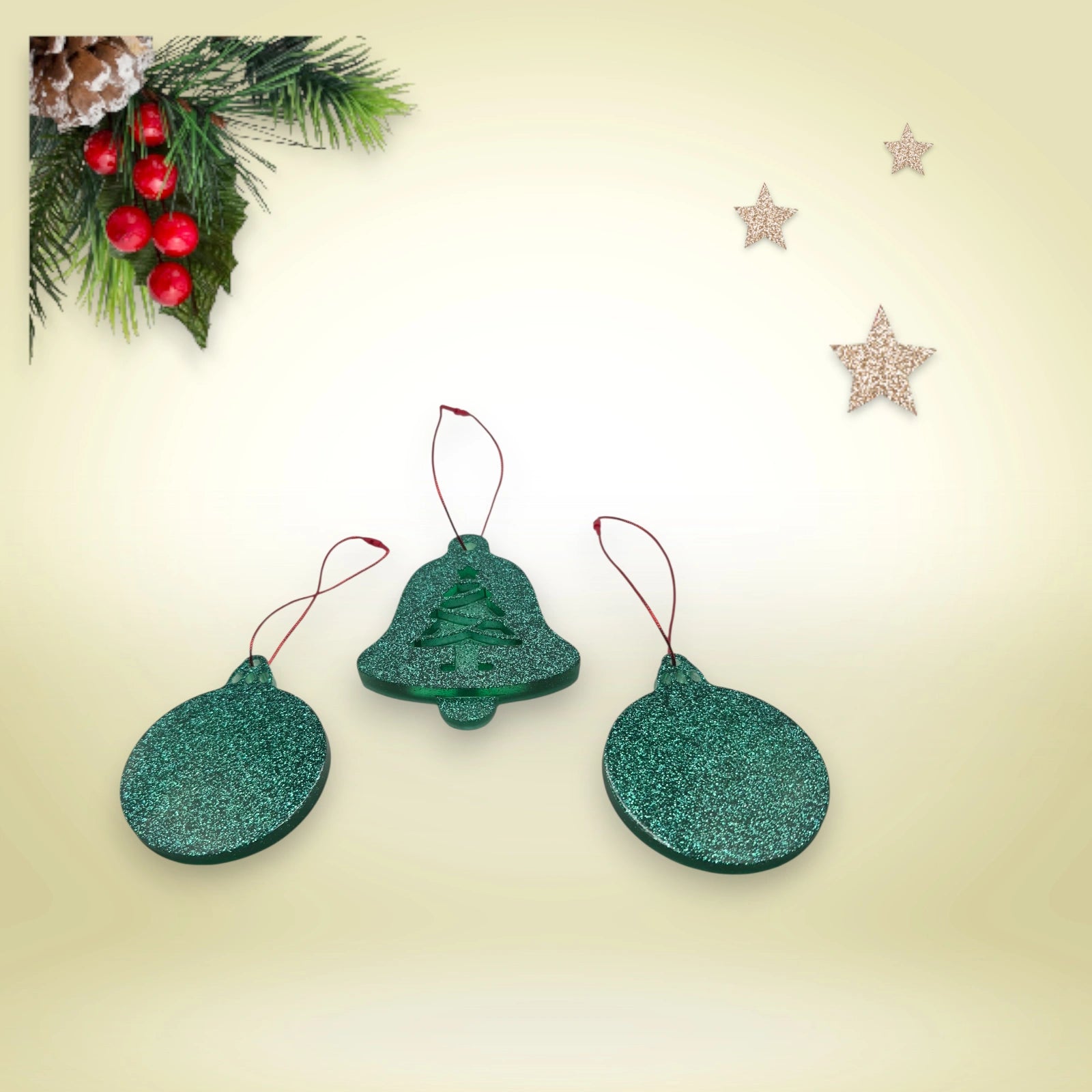 Lot de 3 suspensions vert pailleté de Noël en résine époxy : une boule pailletée et deux cloches avec sapin scintillant, présentées en décor festif