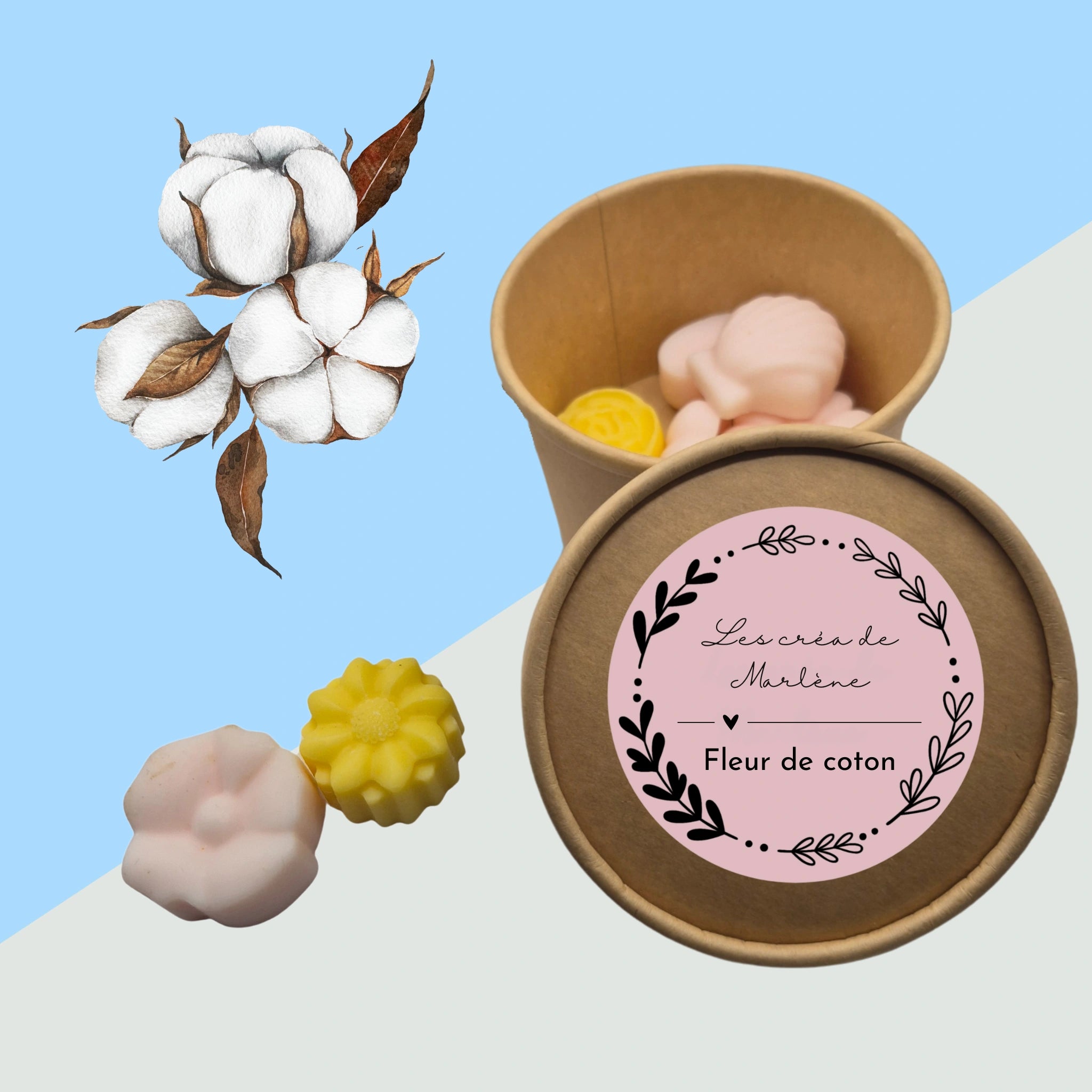 Boîte couleur kraft avec couvercle posé devant montrant l’étiquette de la marque et le nom de la senteur, contenant des fondants en cire de soja parfumés au  fleur de coton, sur fond bicolore bleu  et blanc cassé avec une illustration d'une fleur de coton. Deux fondants posés à côté pour montrer un aperçu du contenu de la boîte.