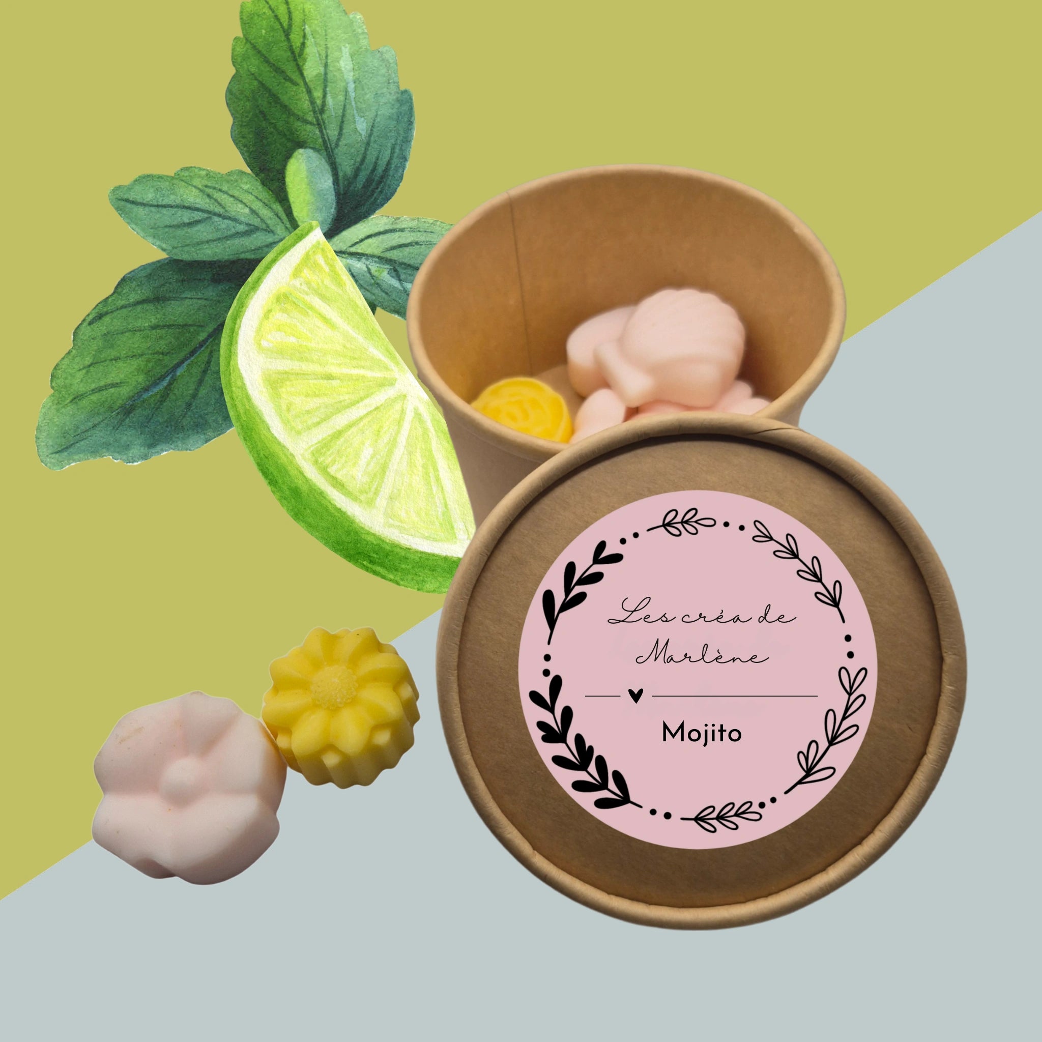 Boîte couleur kraft avec couvercle posé devant montrant l’étiquette de la marque et le nom de la senteur, contenant des fondants en cire de soja parfumés au mojito, sur fond bicolore rose et blanc cassé avec illustrations d'une feuille de menthe et un citron. Deux fondants posés à côté pour montrer un aperçu du contenu de la boîte.