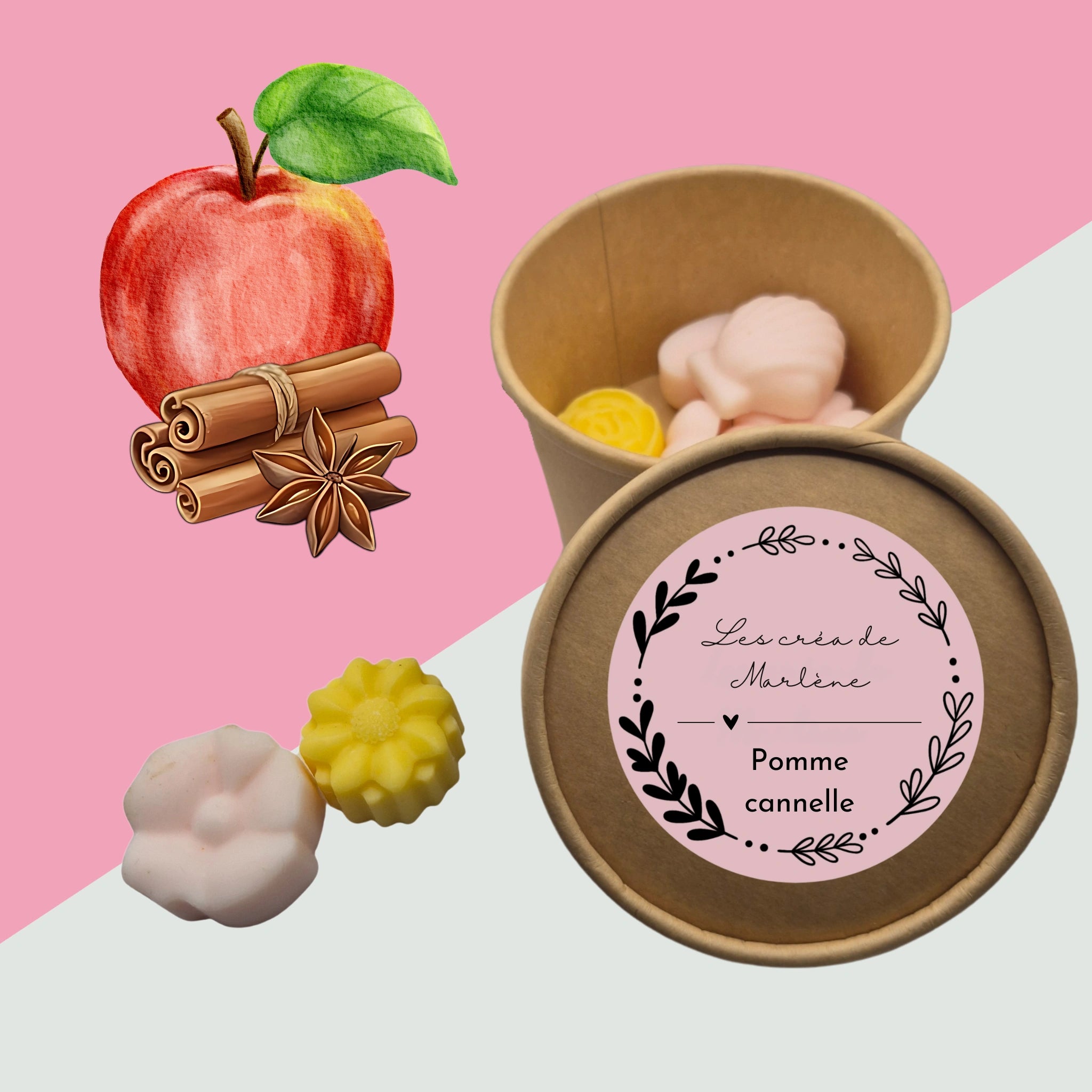 Boîte couleur kraft avec couvercle posé devant montrant l’étiquette de la marque et le nom de la senteur, contenant des fondants en cire de soja parfumés à la pomme cannelle, sur fond bicolore rose et blanc cassé avec illustration d'une pomme et de la cannelle. Deux fondants posés à côté pour montrer un aperçu du contenu de la boîte.