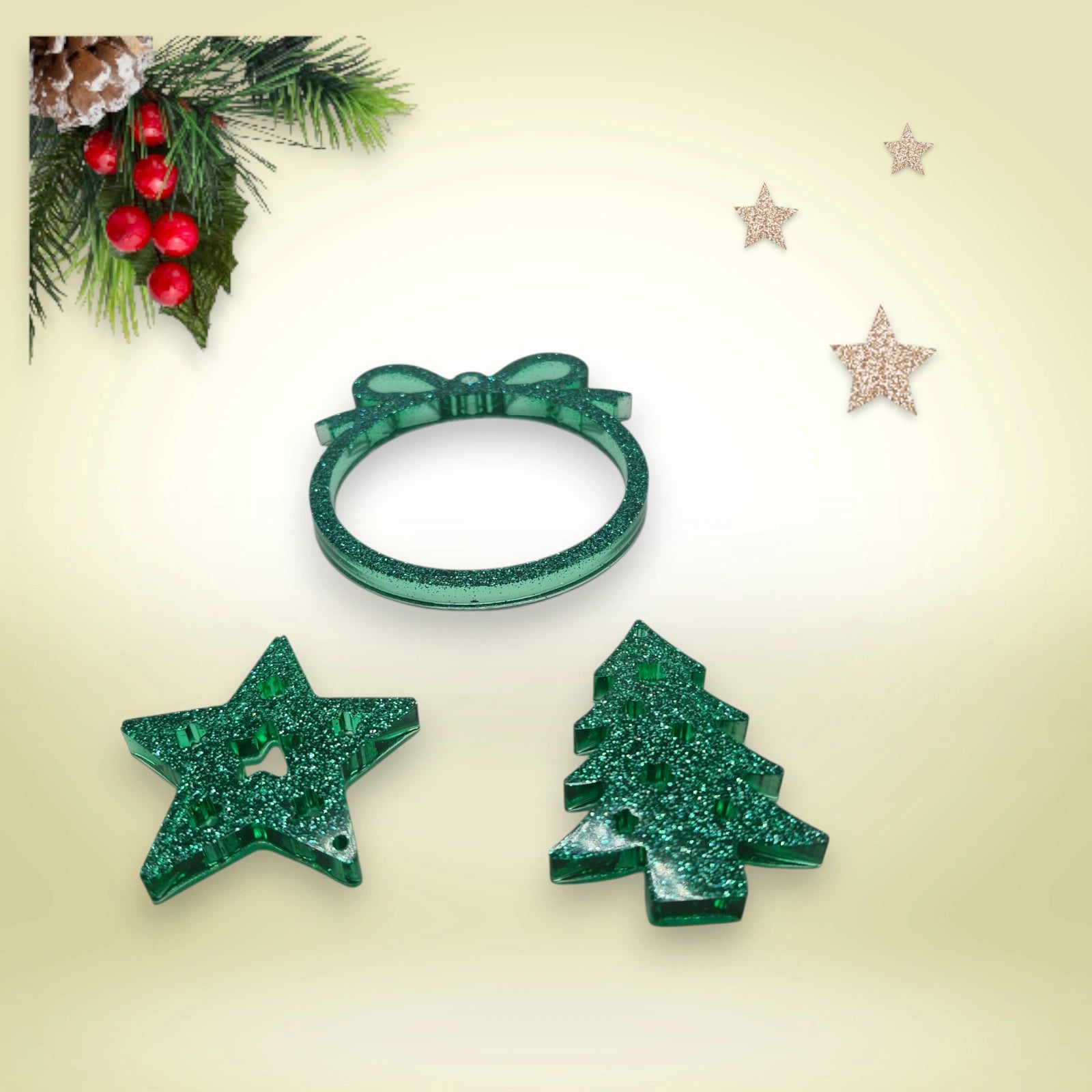 Décorations de Noël vertes en résine époxy pailletée comprenant une couronne, un sapin et une étoile, prêtes à accrocher.