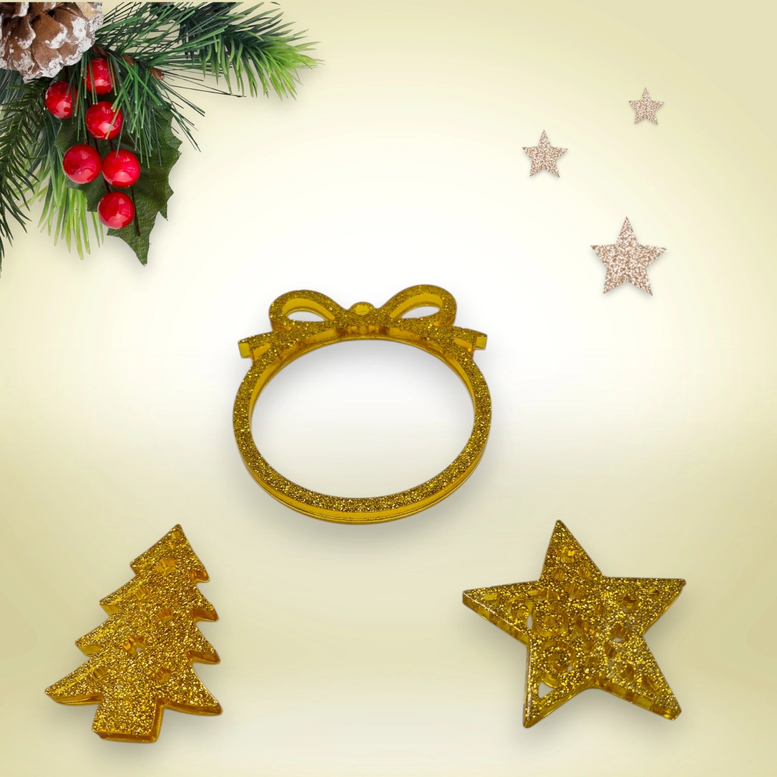 Décorations de Noël dorées en résine époxy pailletée comprenant une couronne, un sapin et une étoile, prêtes à accrocher.