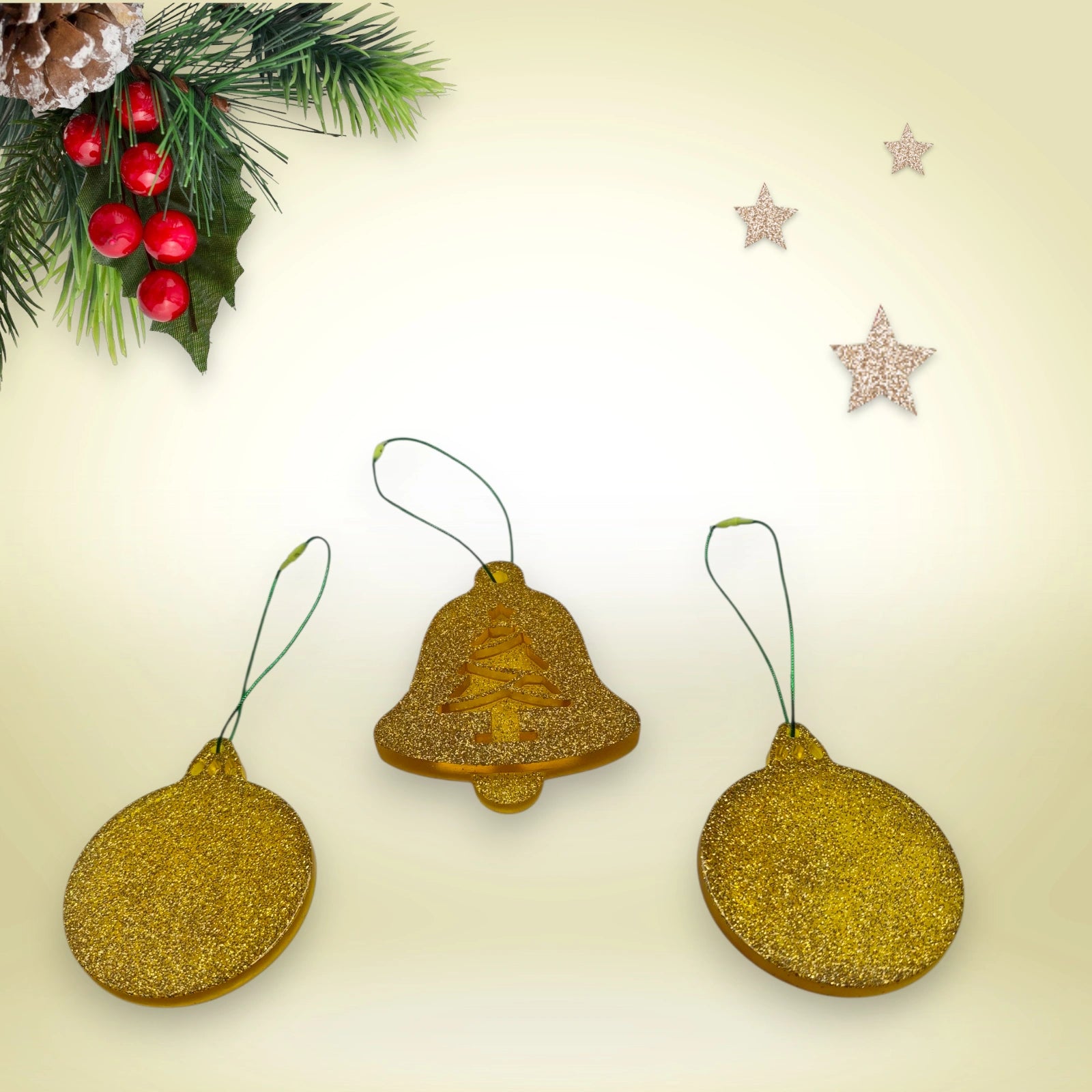 Lot de 3 suspensions doré pailleté de Noël en résine époxy : une boule pailletée et deux cloches avec sapin scintillant, présentées en décor festif