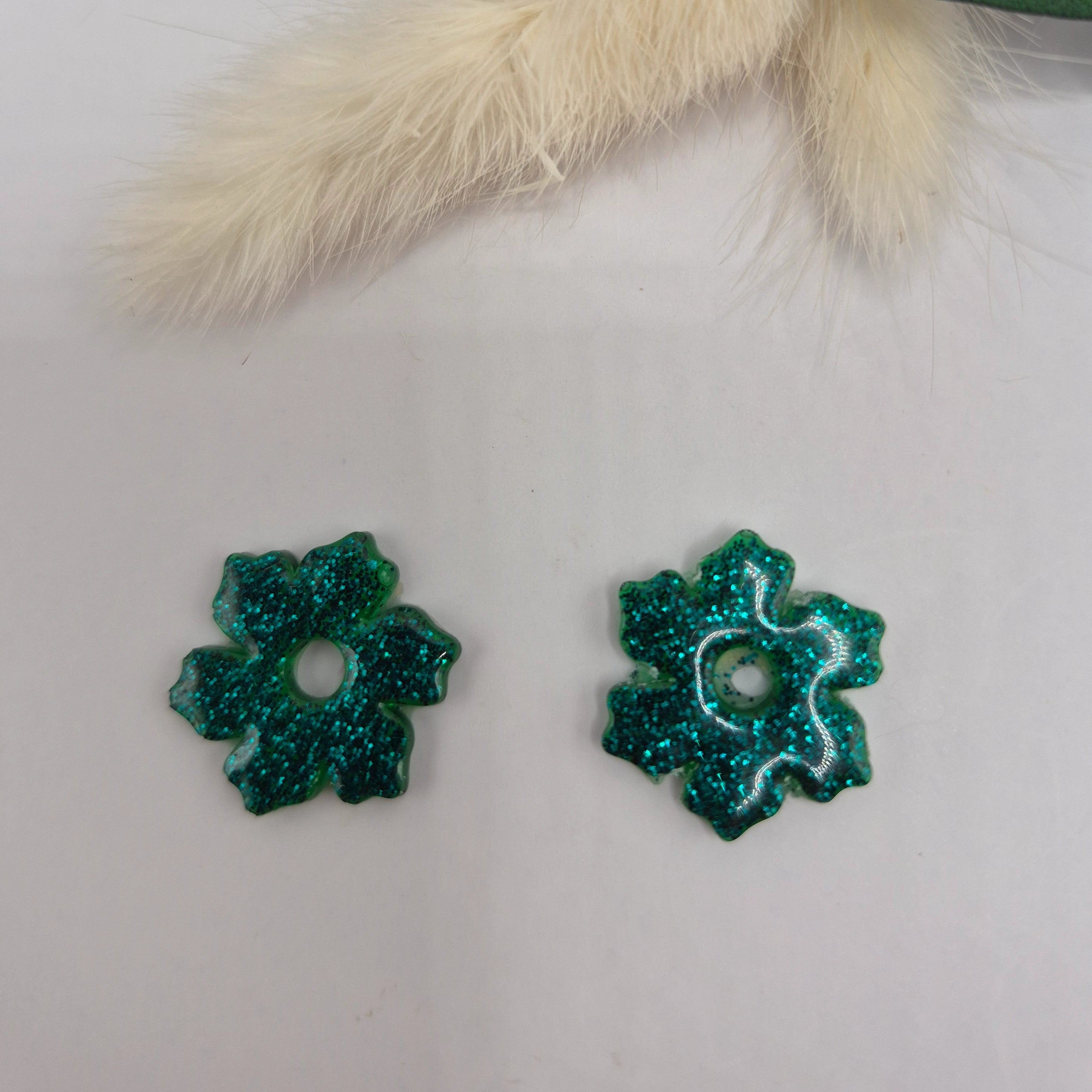 Pampilles Elodie fleur 5 pétales vertes en résine posées à plat, décor pampa et feuilles vertes