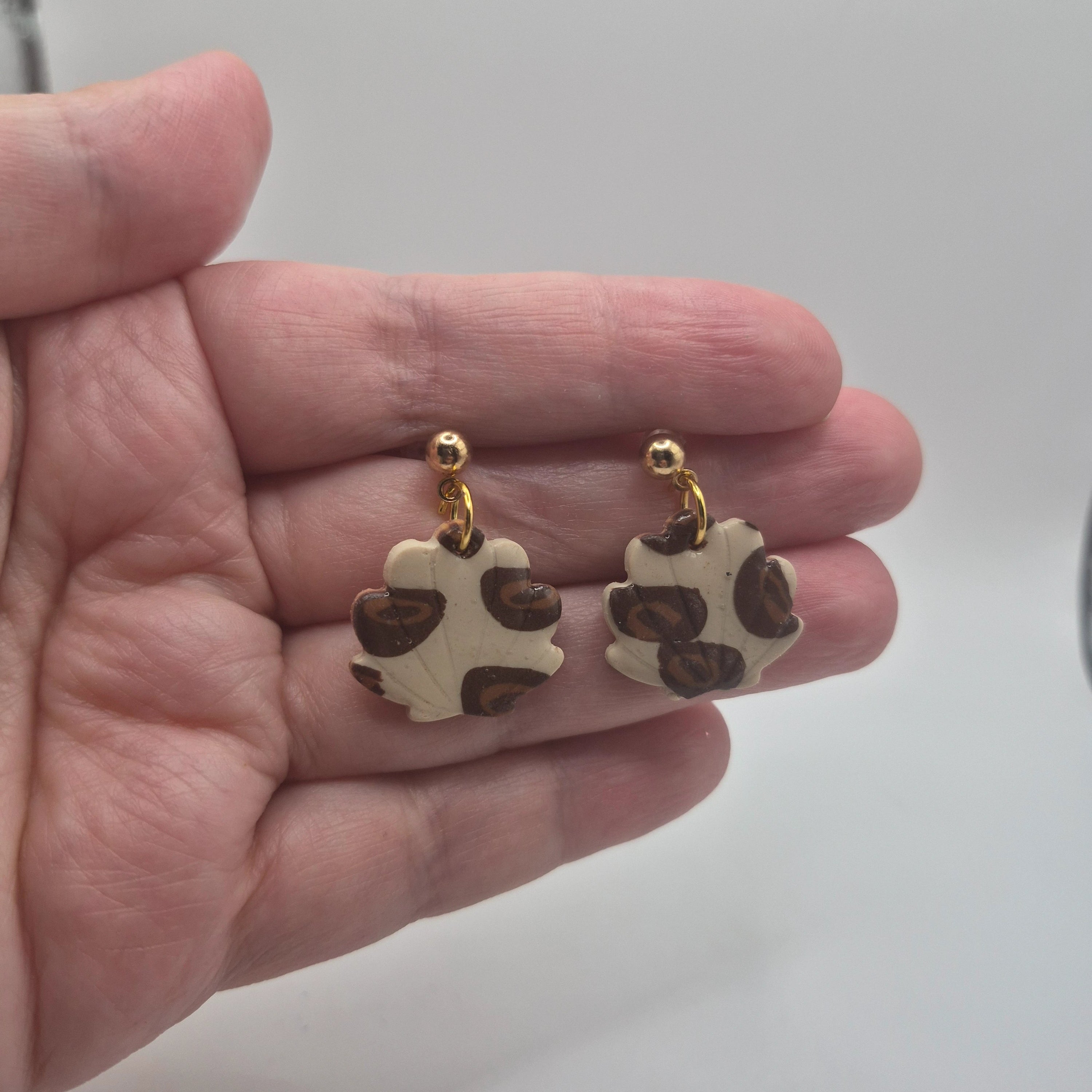 Boucles d’oreilles coquillage en pâte polymère motif léopard faites main, finition résine et attaches en acier inoxydable doré — parure Julia artisanale.