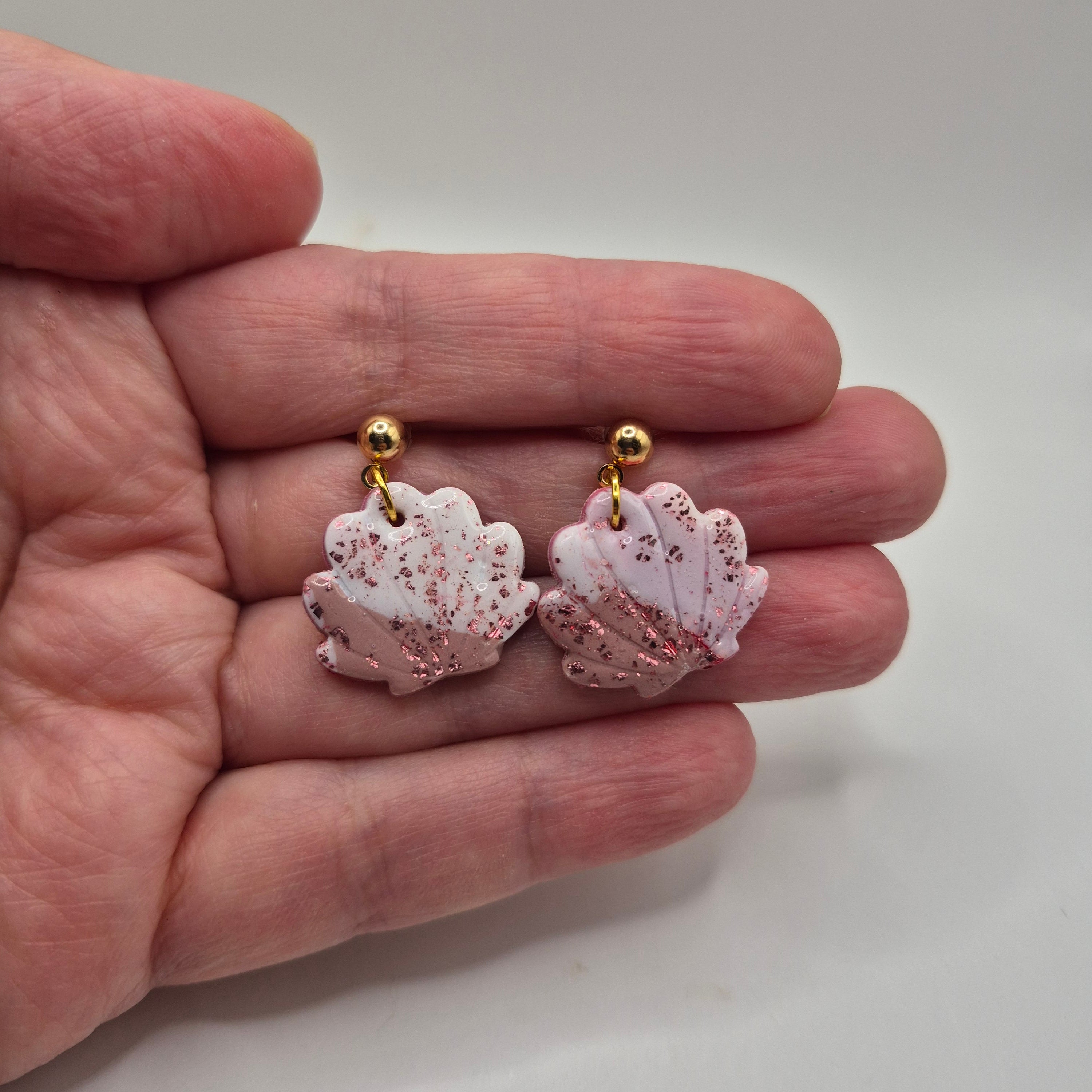 Boucles d’oreilles coquillage en pâte polymère rose faites main, finition résine et attaches en acier inoxydable doré — parure Julia artisanale.