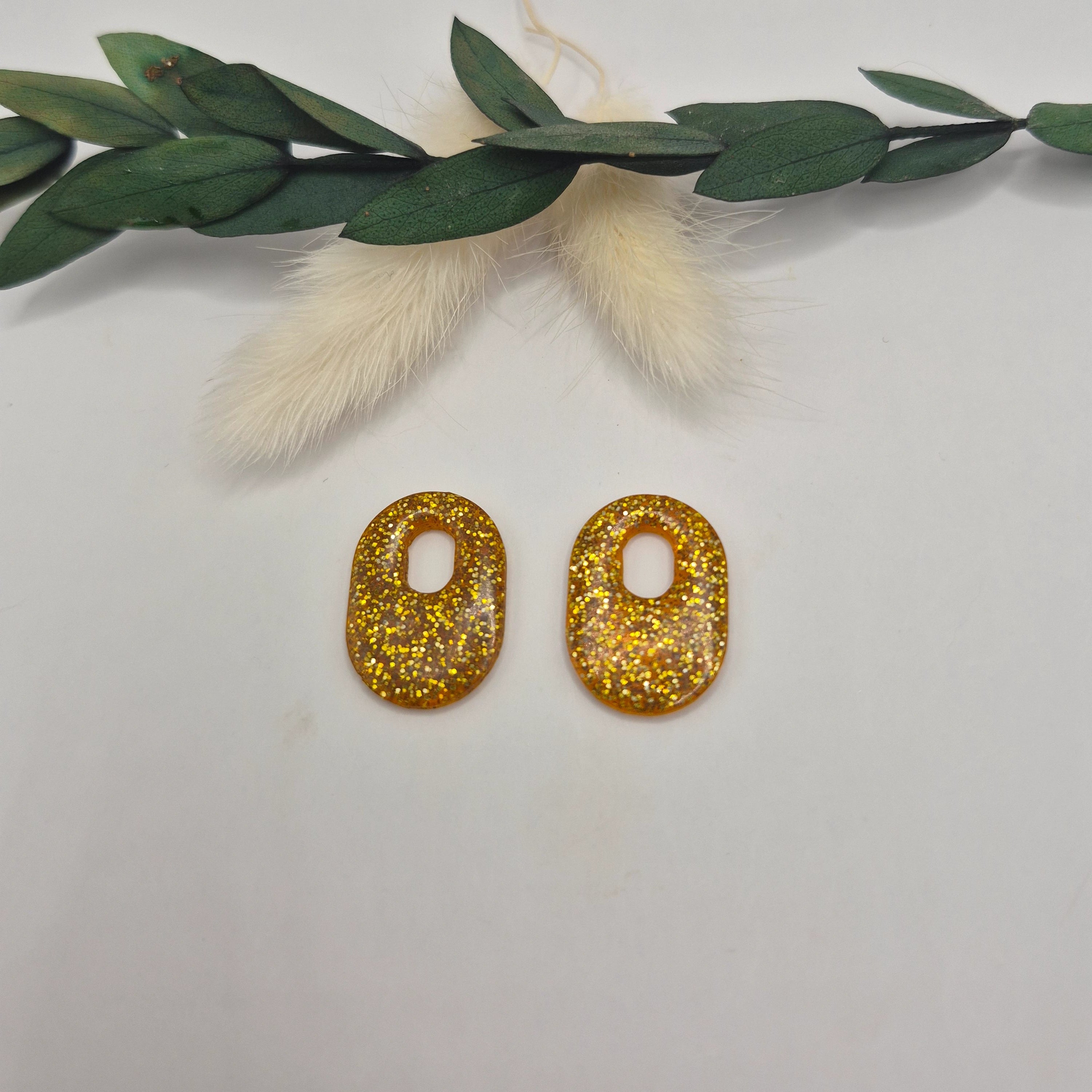 Pampilles Jessie ovales dorées en résine posées à plat, décor pampa et feuilles vertes