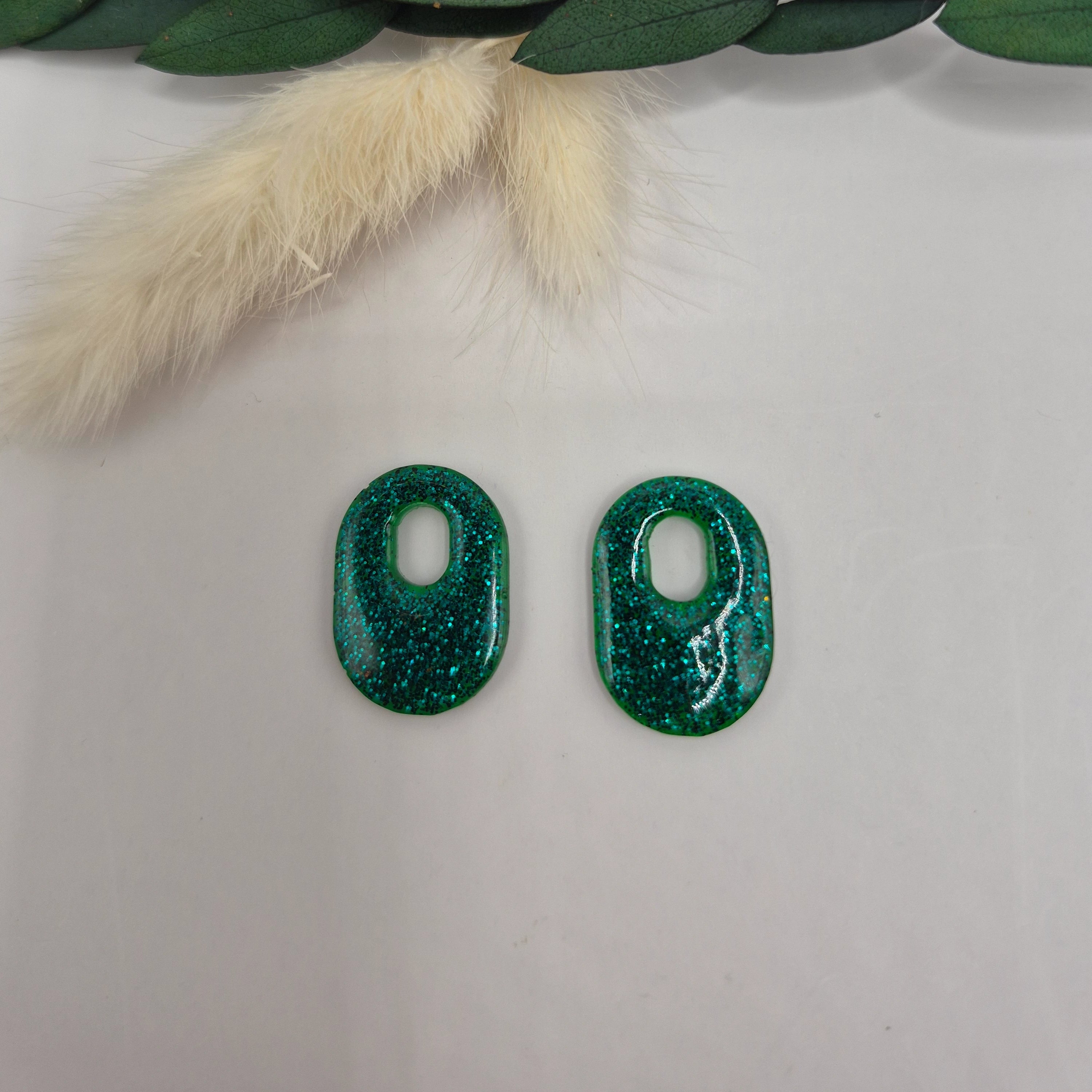 Pampilles Jessie ovales vertes en résine posées à plat, décor pampa et feuilles vertes