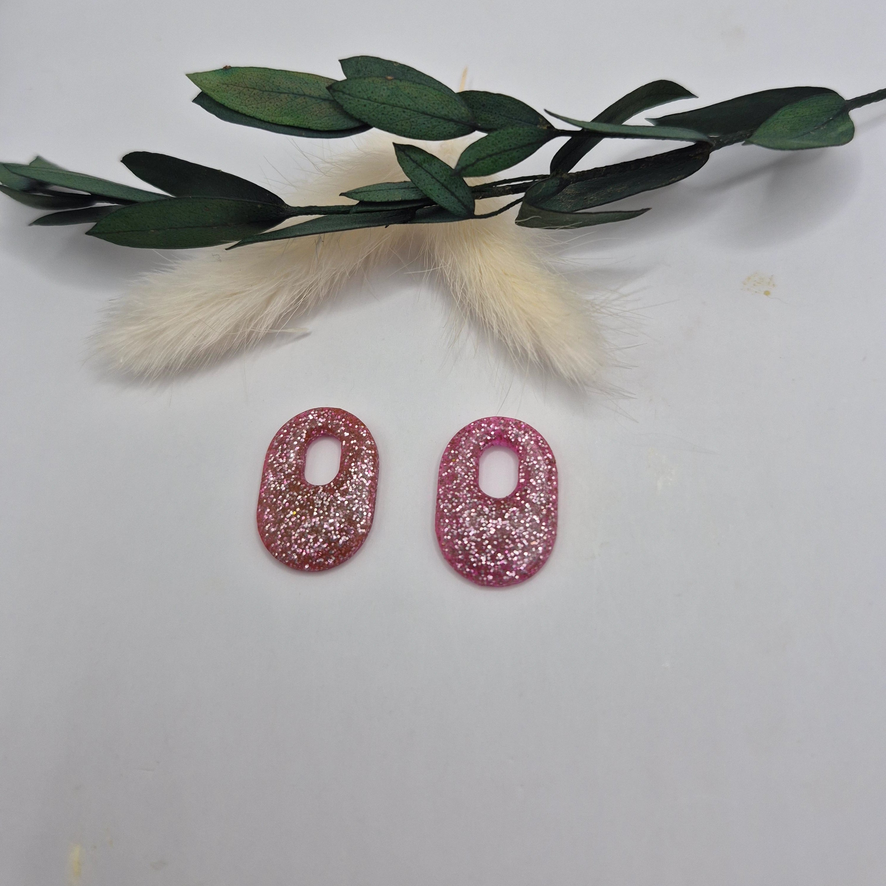 Pampilles Jessie ovales roses en résine posées à plat, décor pampa et feuilles vertes