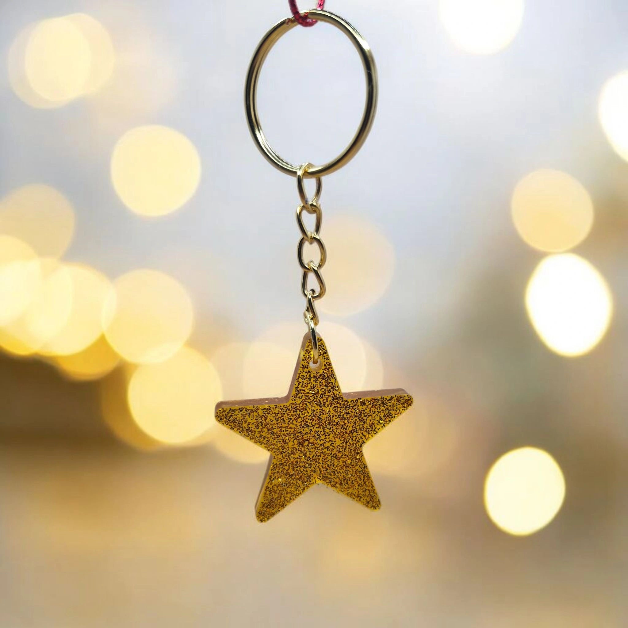 porte-clés étoile jaune avec paillettes en résine époxy fait main par les Créa de marlene