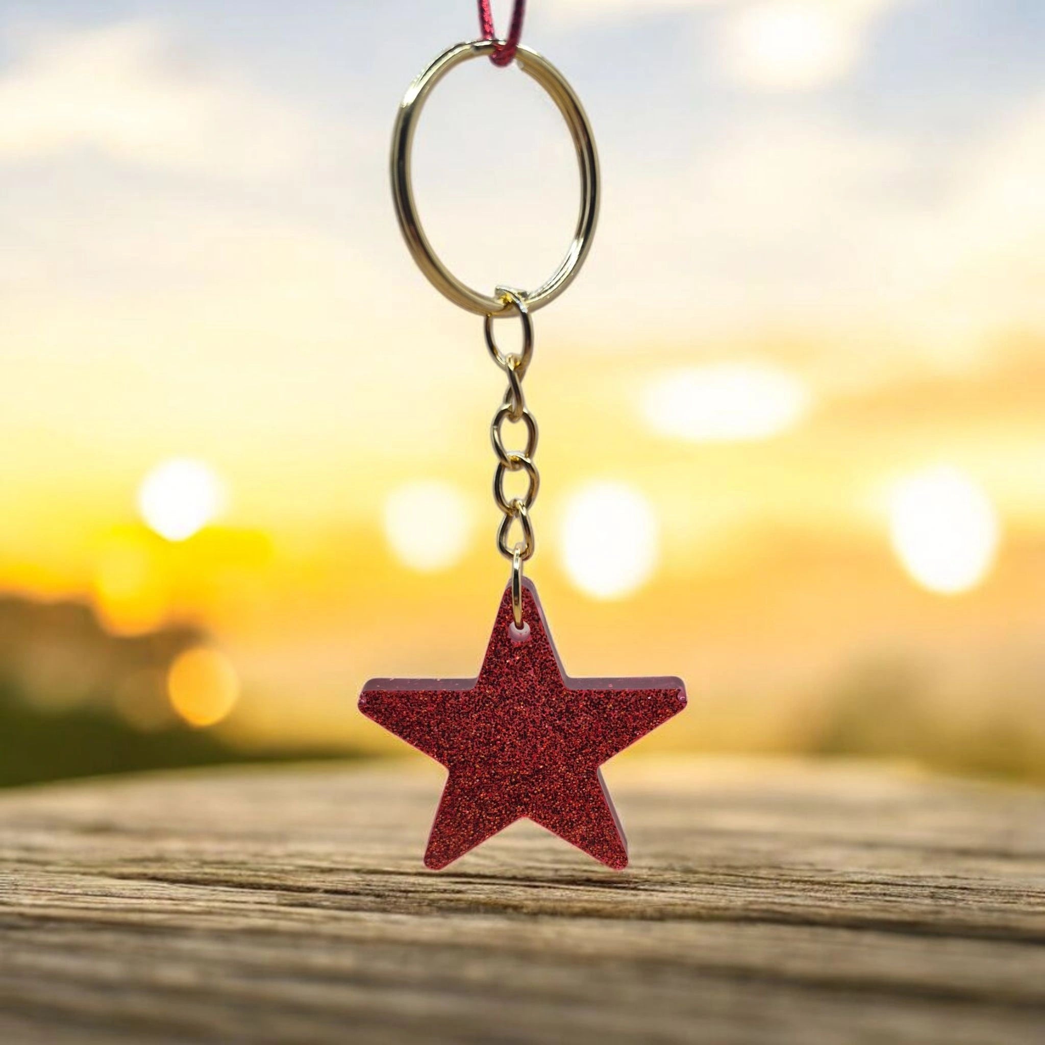porte-clés étoile rouge avec paillettes en résine époxy fait main par les Créa de marlene