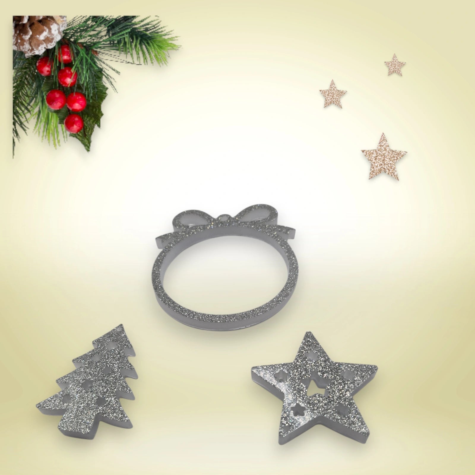 Décorations de Noël argentées en résine époxy pailletée comprenant une couronne, un sapin et une étoile, prêtes à accrocher.