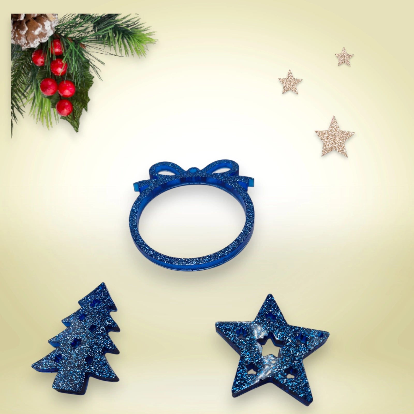Décorations de Noël bleues en résine époxy pailletée comprenant une couronne, un sapin et une étoile, prêtes à accrocher.