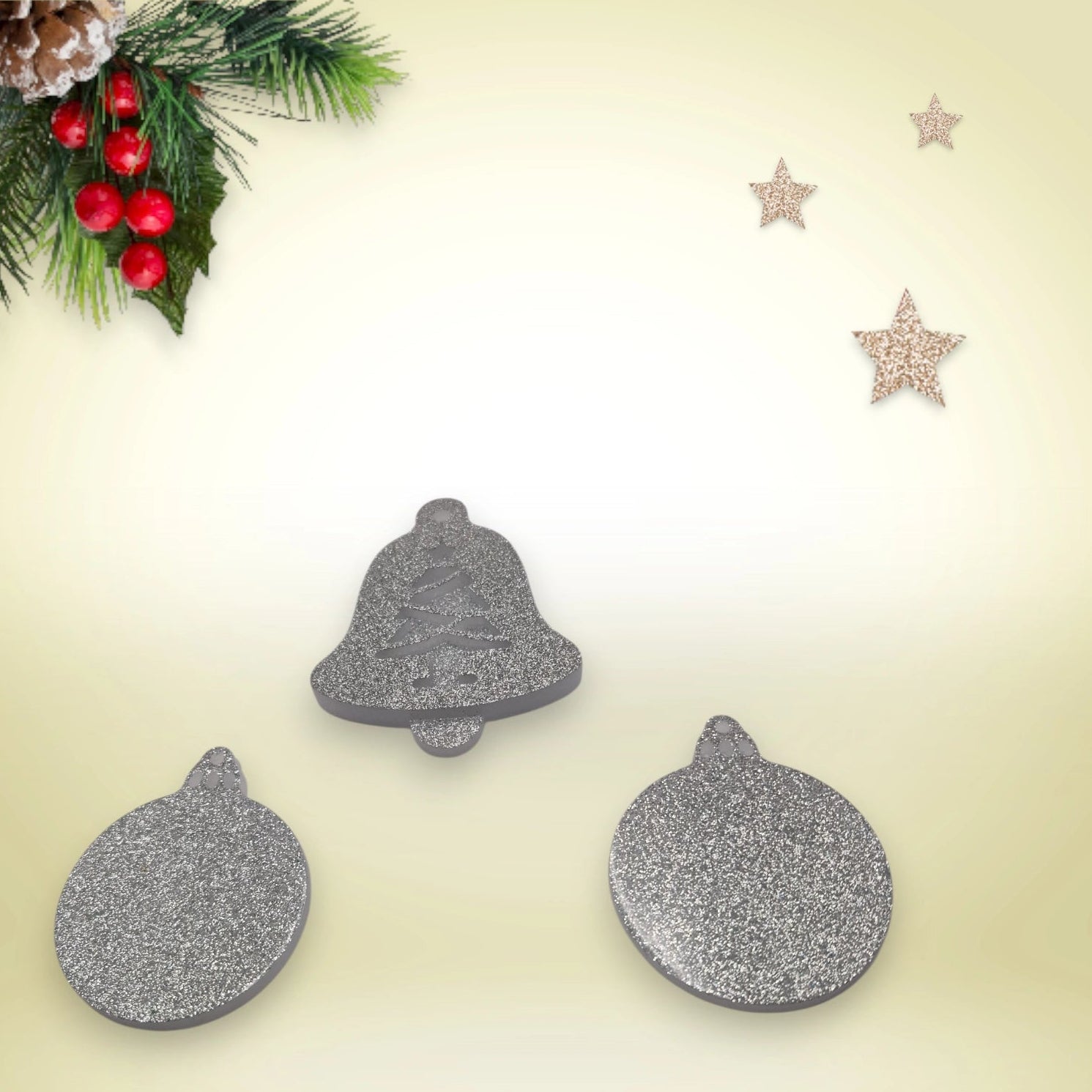 Lot de 3 suspensions argent pailleté de Noël en résine époxy : une boule pailletée et deux cloches avec sapin scintillant, présentées en décor festif