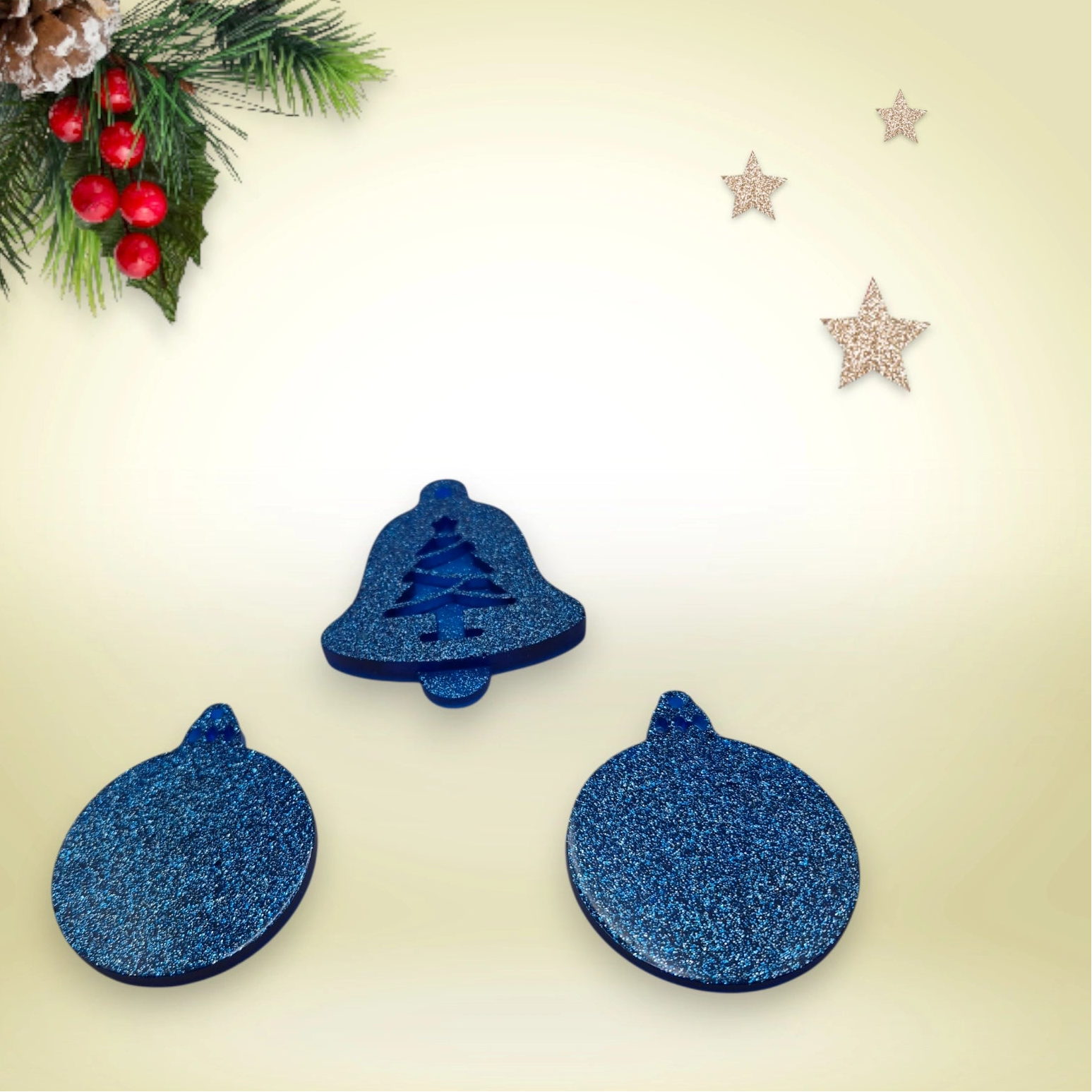 Lot de 3 suspensions bleu pailleté de Noël en résine époxy : une boule pailletée et deux cloches avec sapin scintillant, présentées en décor festif