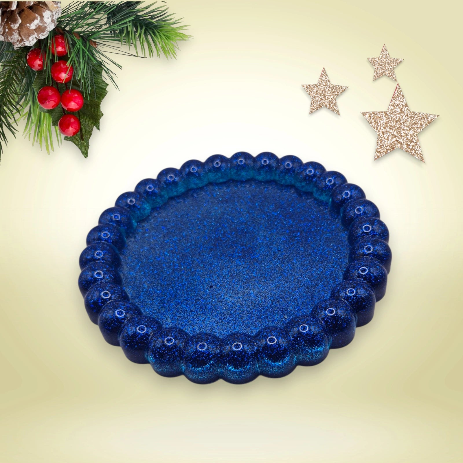 vide poche de forme ronde en résine pailletée bleue avec des rebords perlés posée sur un fond décoratif