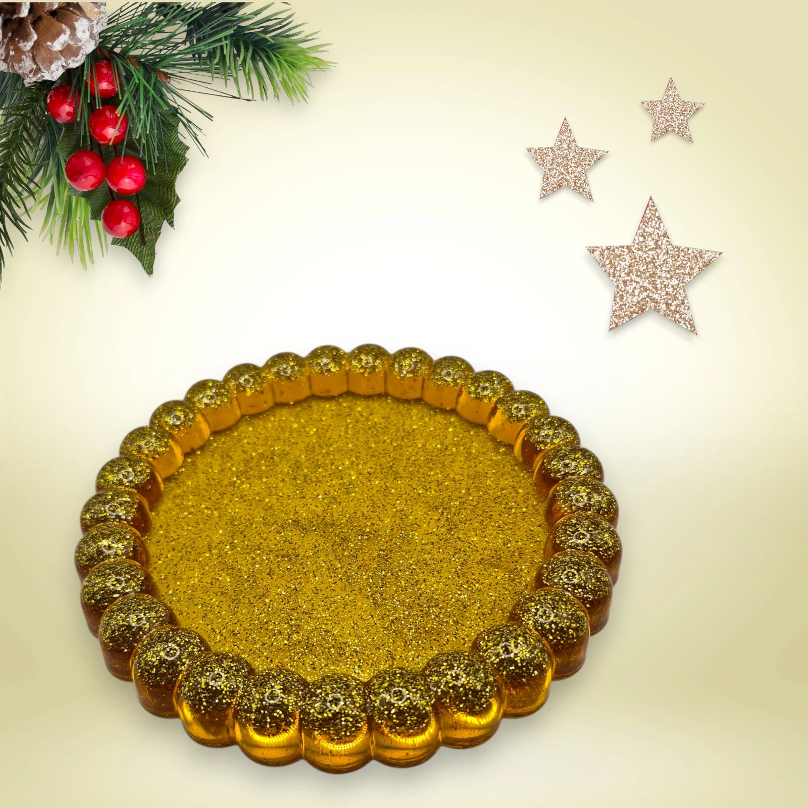 vide poche de forme ronde en résine pailletée dorée avec des rebords perlés posée sur un fond décoratif