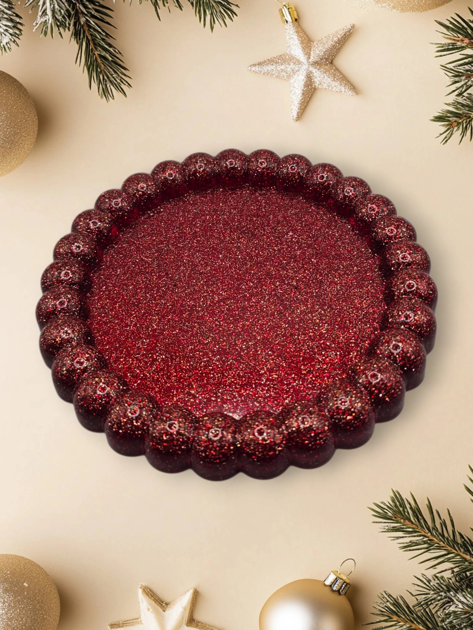 vide poche de forme ronde en résine pailletée rouge avec des rebords perlés posée sur un fond décoratif
