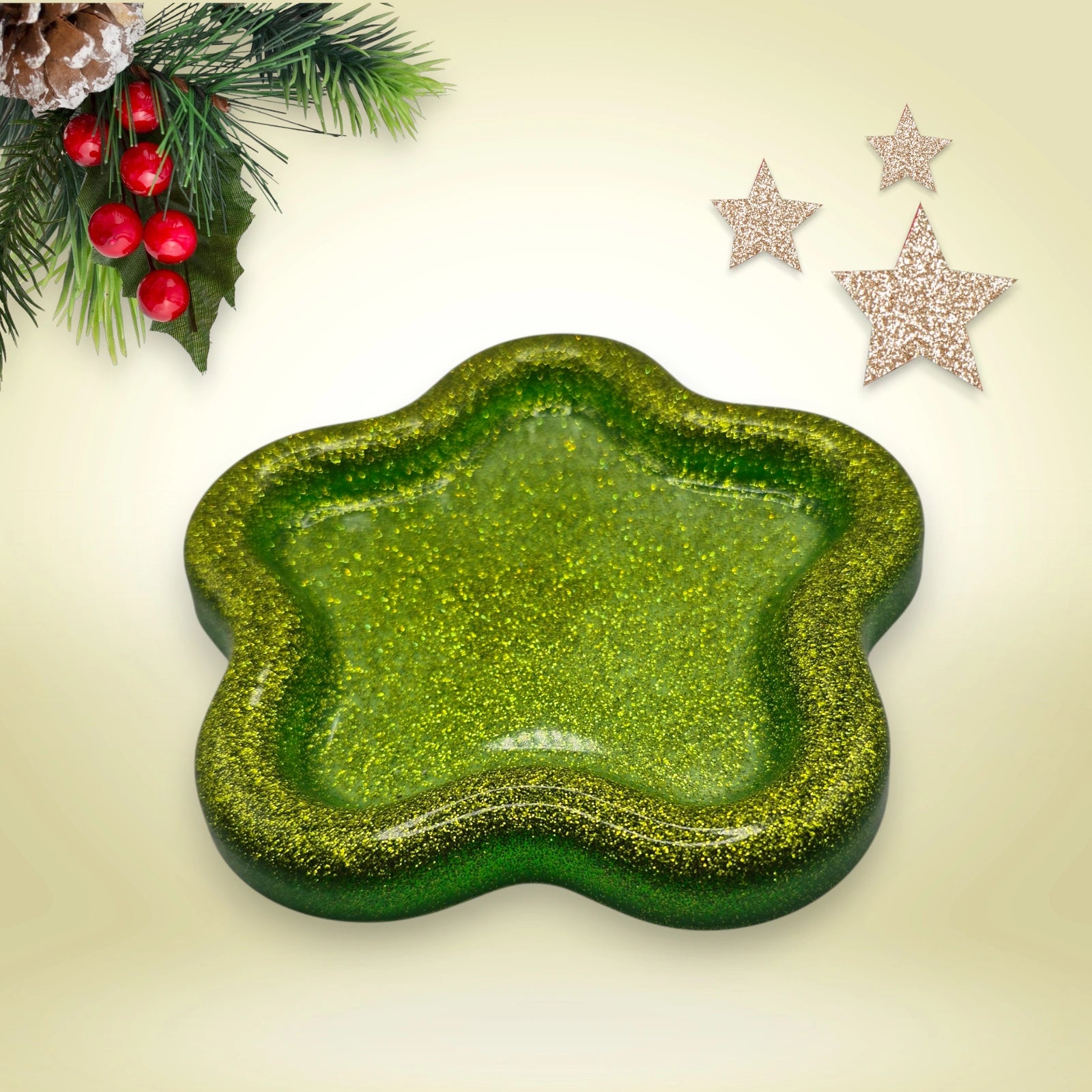 vide poche en forme d'étoile en résine pailletée verte kaki posée sur un fond décoratif