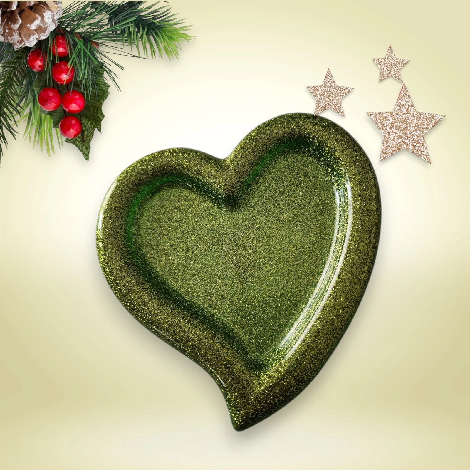 Vide-poche en forme de coeur en résine pailletée verte kaki présenté sur un fond décoratif.