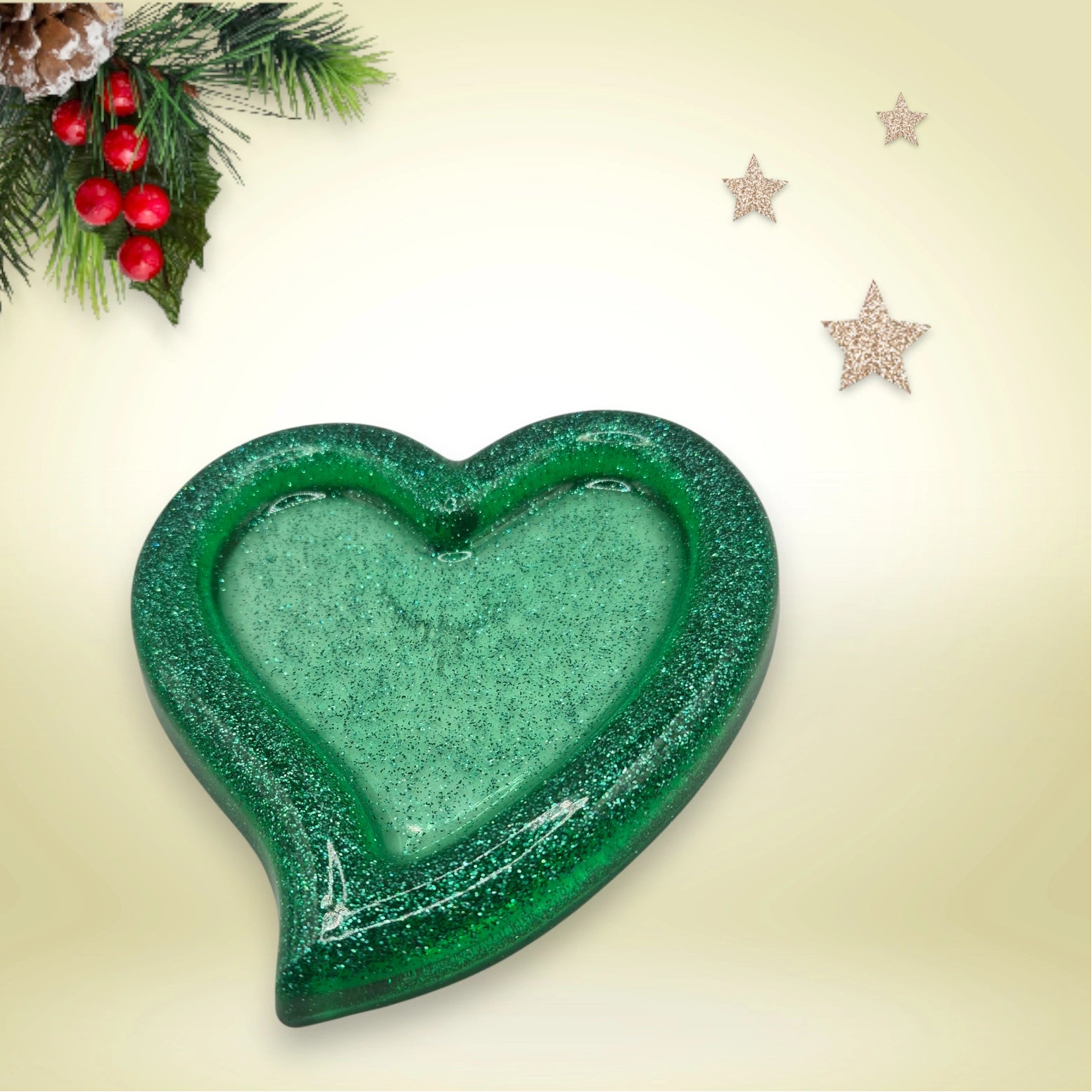 Vide-poche en forme de cœur en résine pailletée verte présenté sur un fond décoratif.