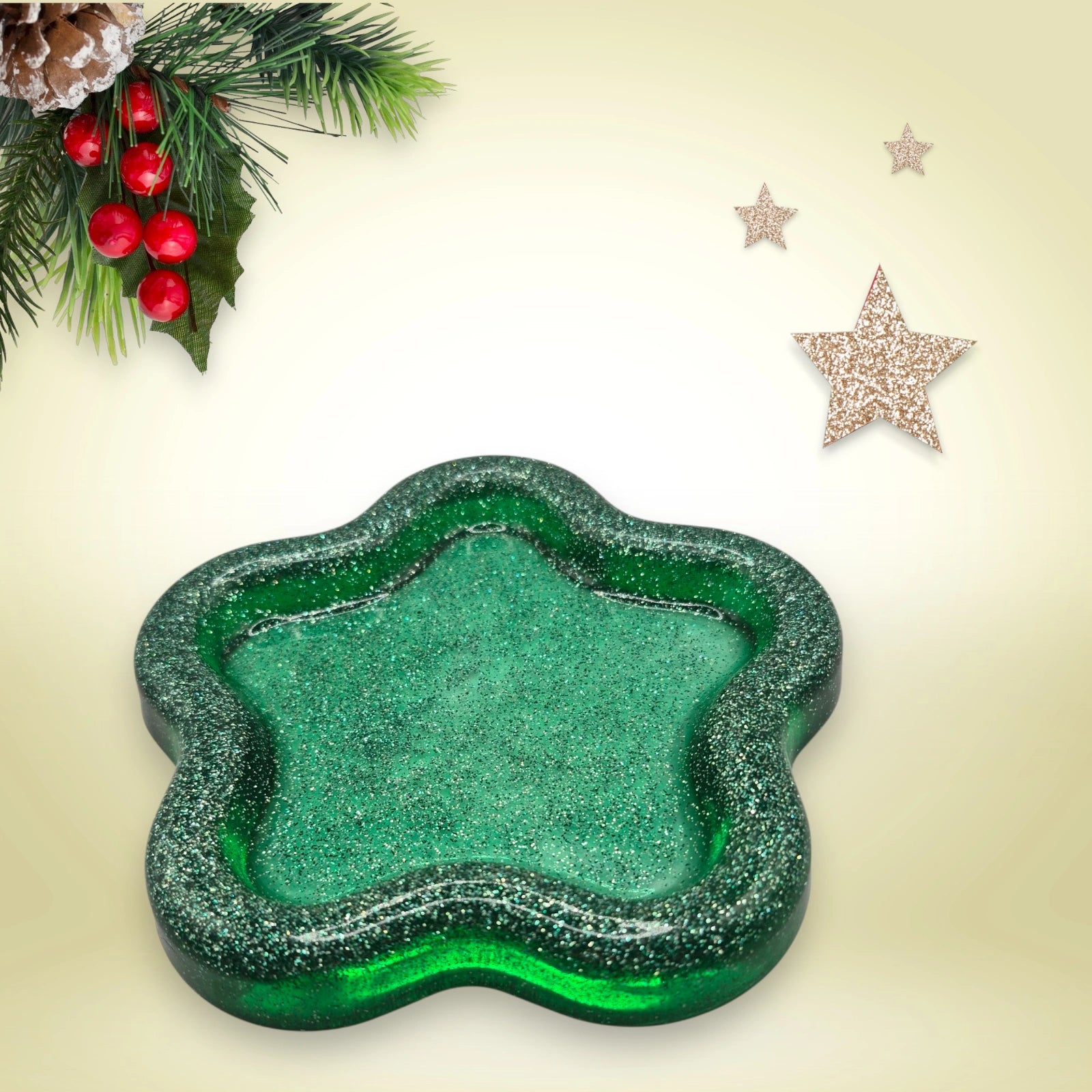 vide poche en forme d'étoile en résine pailletée verte posée sur un fond décoratif