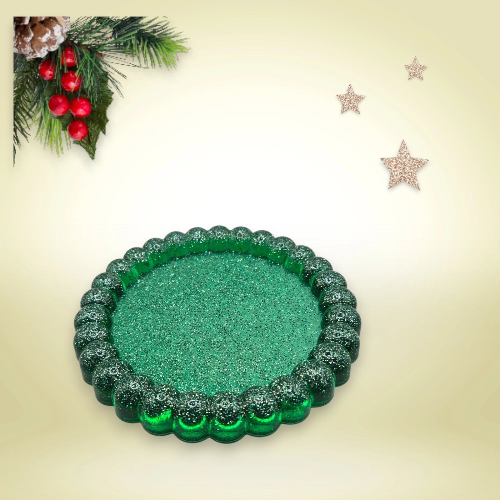 vide poche de forme ronde en résine pailletée verte avec des rebords perlés posée sur un fond décoratif