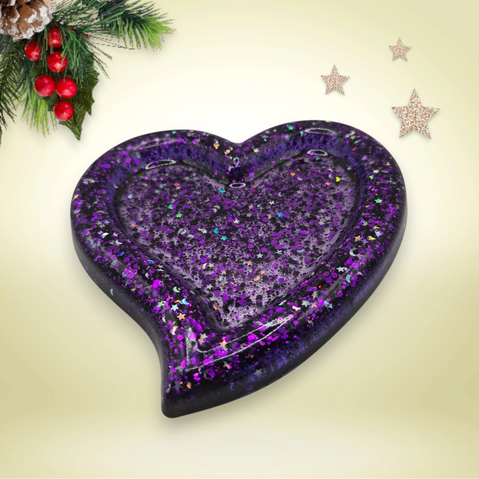 Vide-poche en forme de cœur en résine pailletée violette présenté sur un fond décoratif.