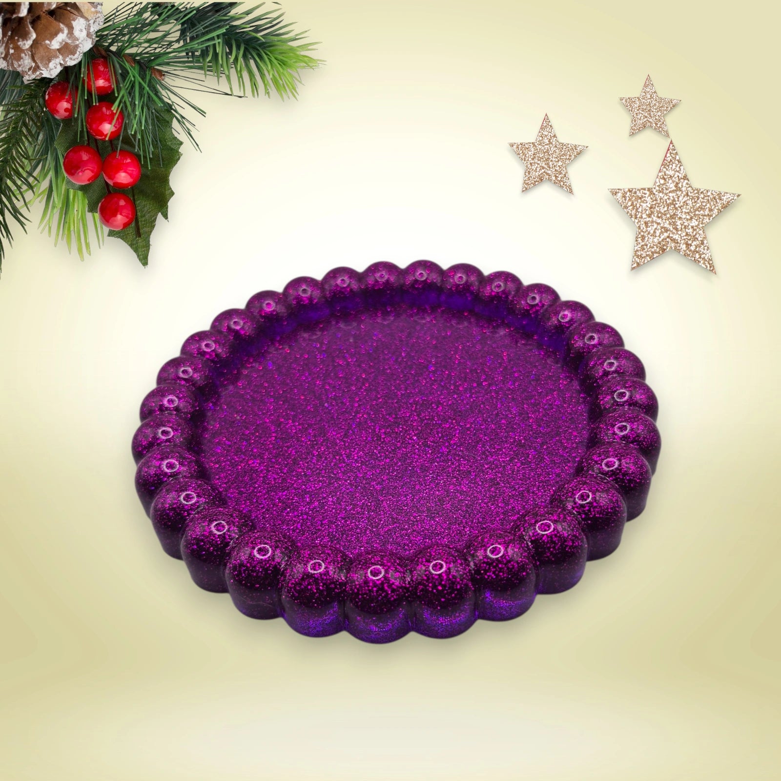 vide poche de forme ronde en résine pailletée violette avec des rebords perlés posée sur un fond décoratif